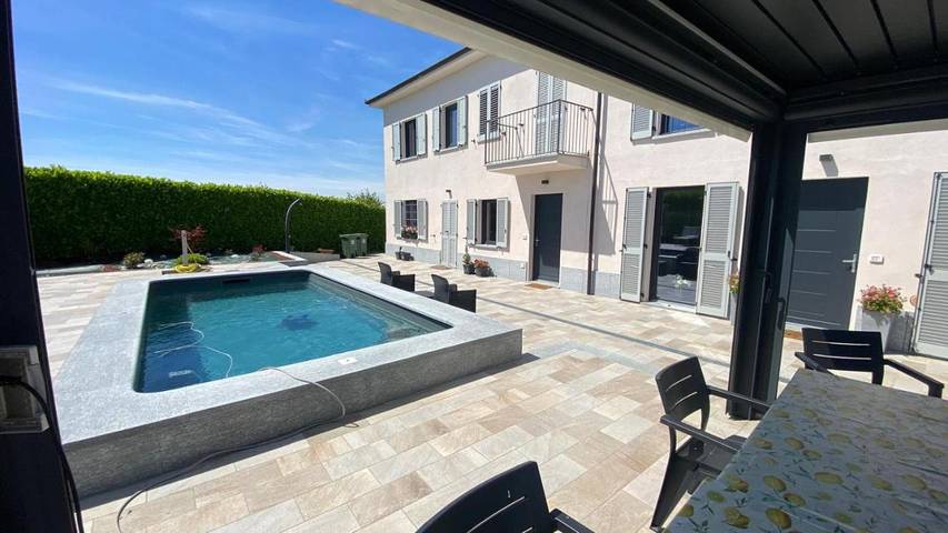 Casa vacanza per 4 persone, con Balcone e Terrazza nonché Giardino e Piscina a Canelli (Comune)