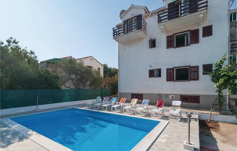 Appartement de vacances entier, Appartement confortable à 1,5 km de la plage : 2 chambres, avec piscine, terrasse et parking in Supetar, Brac