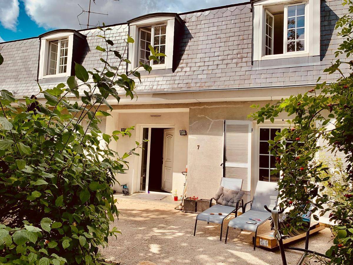 Double Room with Garden View in Buc, Yvelines