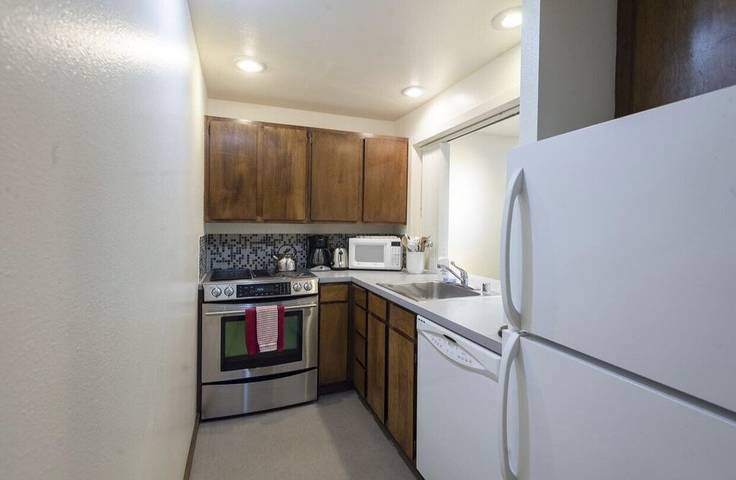 Vacation rental for 4 people, with hot tub and yard as well as pool in Glacier