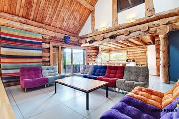 Gîte pour 8 personnes, avec terrasse et jardin ainsi que piscine et vue dans Lac Chambon