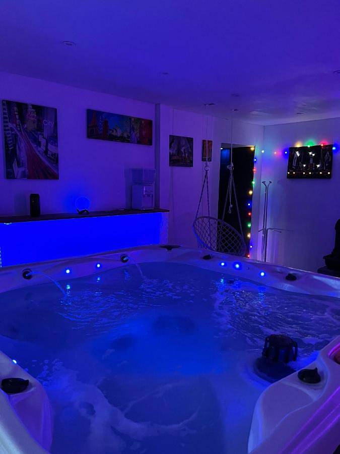 Double Room with Spa Bath in Feuquières, Oise