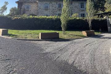 Location de vacances pour 10 personnes, avec jardin à Vitrac (Cantal)