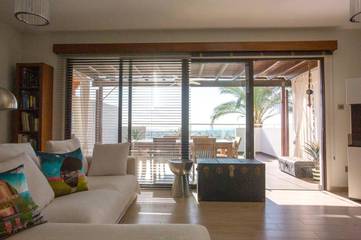 Gîte pour 6 personnes, avec vue ainsi que piscine et balcon, adapté aux familles dans Oróklini