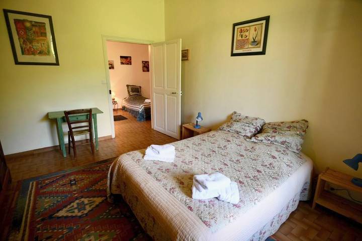 Location de vacances pour 3 personnes, avec piscine ainsi que vue et jardin à Bourdeaux - 2