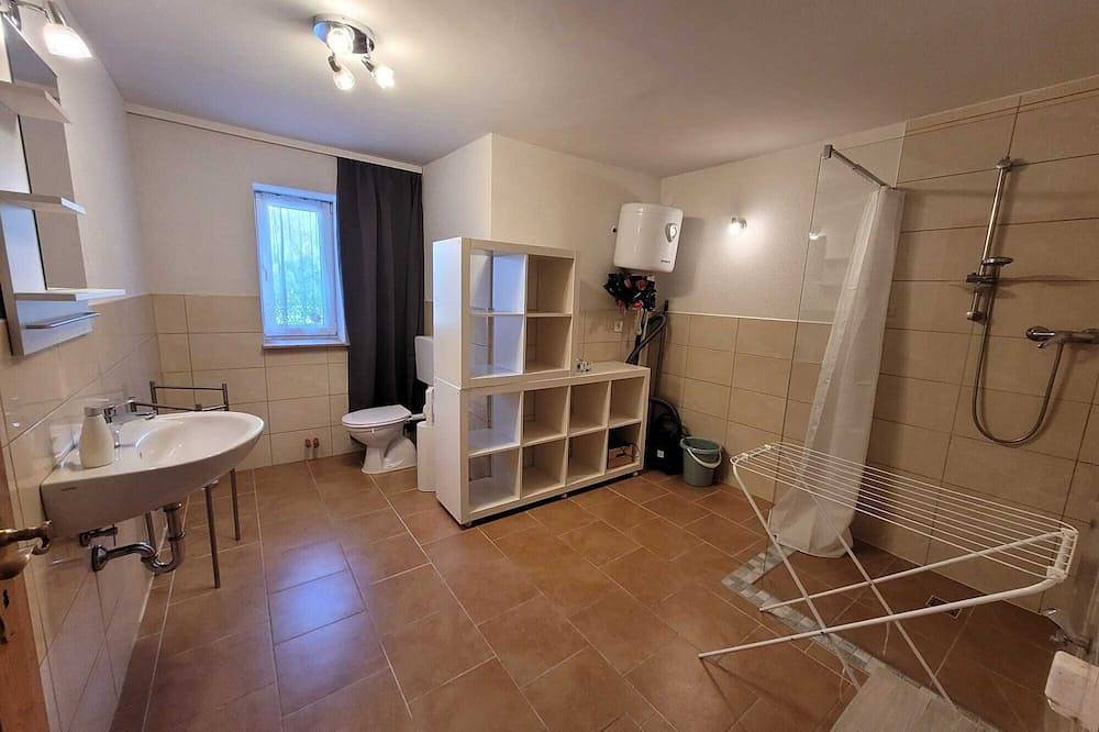 Ganze Wohnung, Großzügige Ferienwohnung mit Balkon, Terrasse und Nähe zum See in Vollrathsruhe in Vollrathsruhe, Mecklenburgische Seenplatte