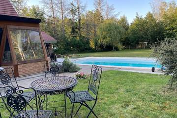 Gîte pour 6 personnes, avec terrasse ainsi que piscine et jardin à La Ferté-Saint-Cyr