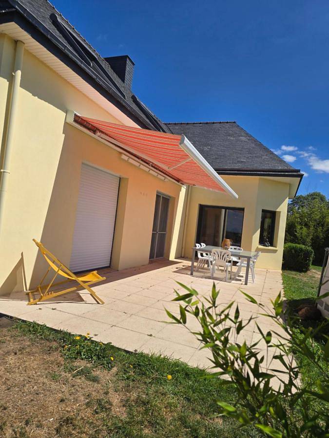 Gîte pour 2 personnes, avec piscine ainsi que jardin et vue, animaux acceptés à Callac - 2