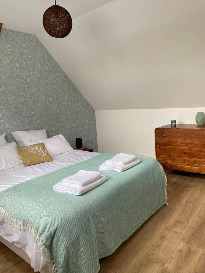 Location de vacances pour 8 personnes, avec piscine ainsi que vue et jardin à Thésée - 4