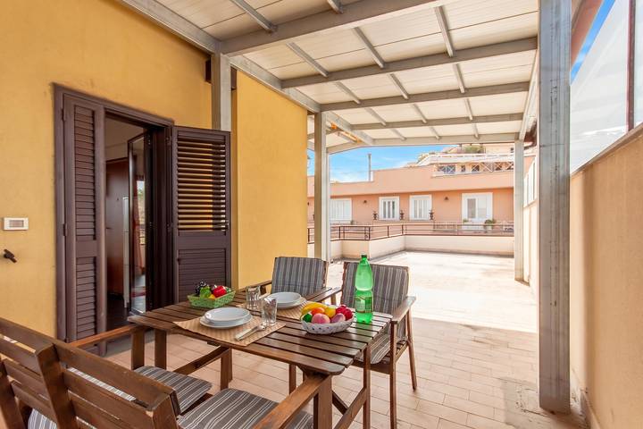 Ferienwohnung für 4 Personen, mit Terrasse und Kinderpool in Catania