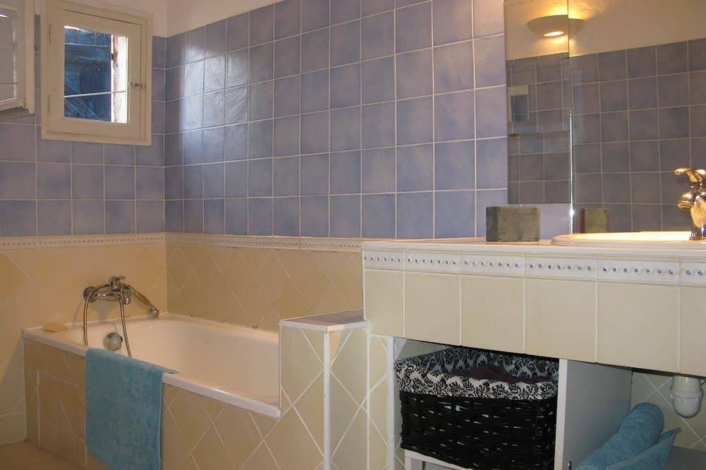 Promotion! A charming villa with a beautiful garden and a view of the mountains in Calenzana, Calvi region