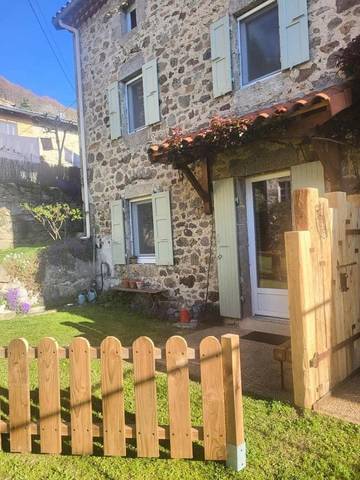 Gîte pour 4 personnes, avec terrasse ainsi que vue et jardin dans Vanosc