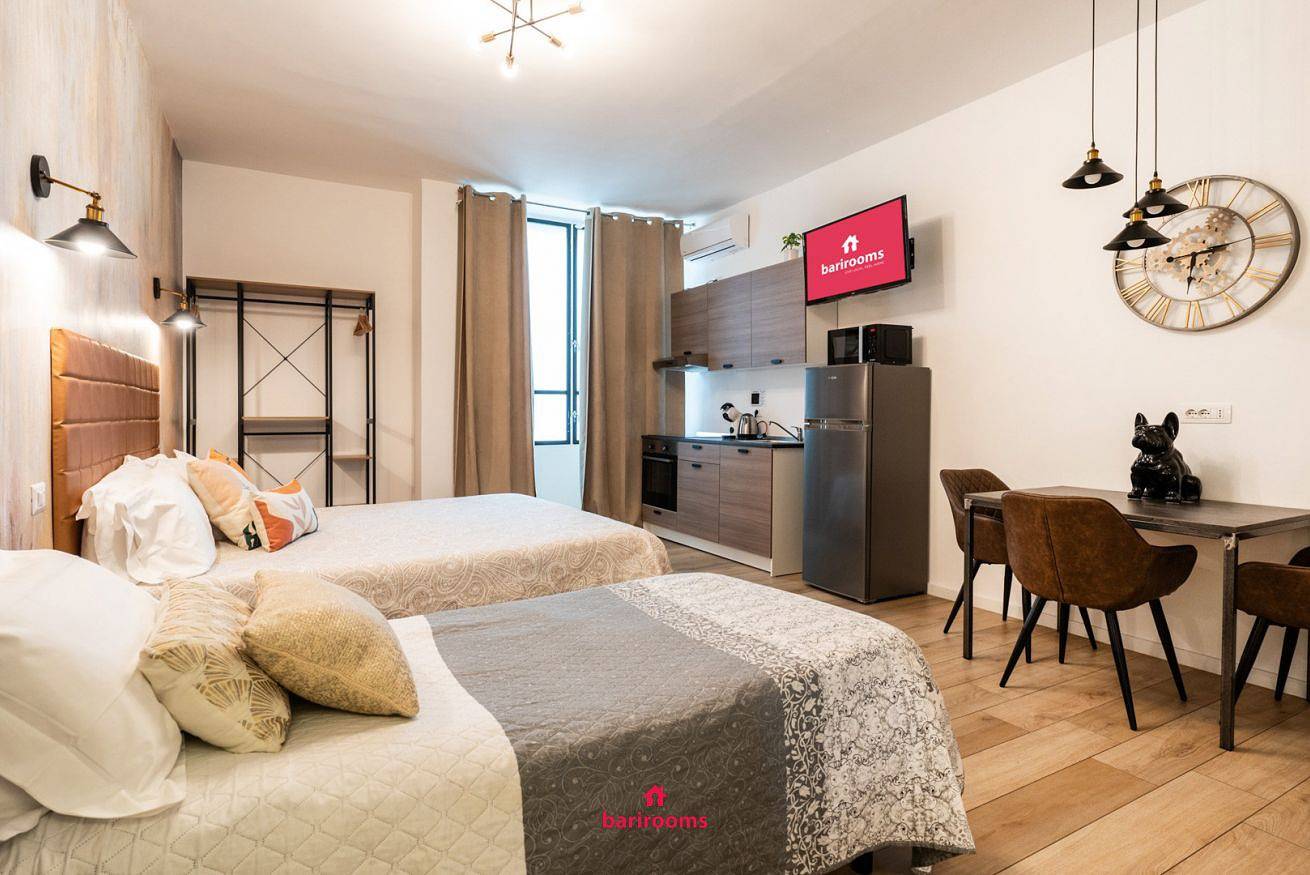 Ganze Wohnung, Barirooms — Dreibettzimmer Savoia -  Frühstück inklusive in Bari, Bari Provinz