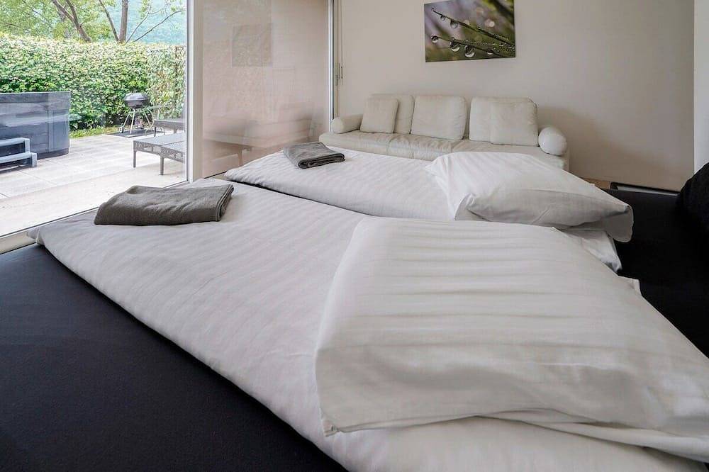 The Glass House & Spa Swisshomebnb in Caslano, Luganersee