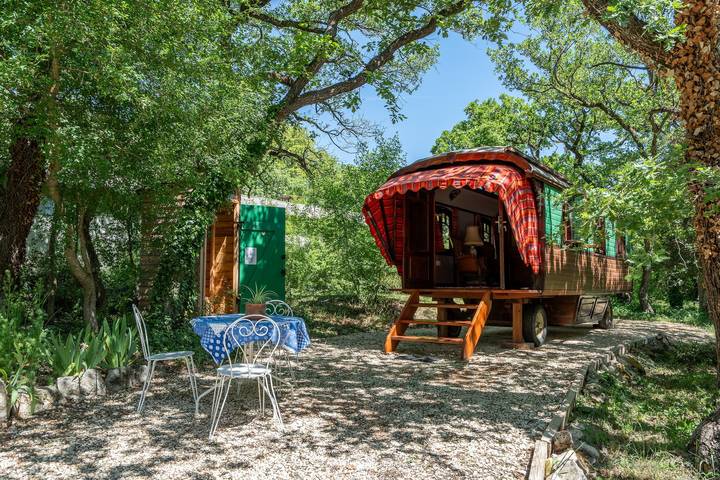Cottage 'La Roulotte Authentique' met privé terras, privé tuin en Wi-Fi in Grignan, Nyons en omgeving