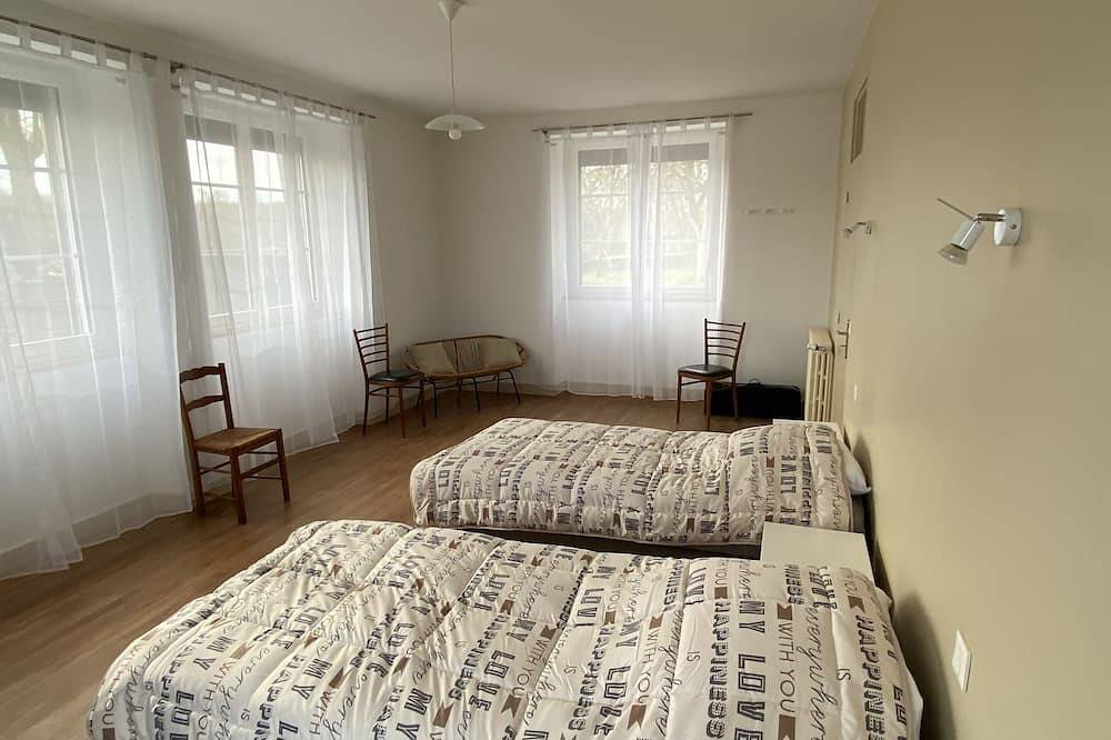 Maison de Famille avec piscine jusqu'à 12 personnes à la campagne. in Gramat, Massif central