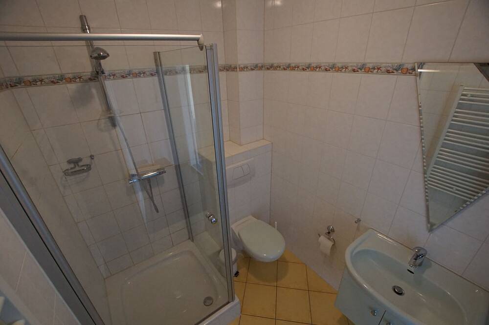 Ganze Wohnung, Ferienwohnung mit Balkon in großzügigem Haus mit Hof und Garten in Muldestausee, Dübener Heide