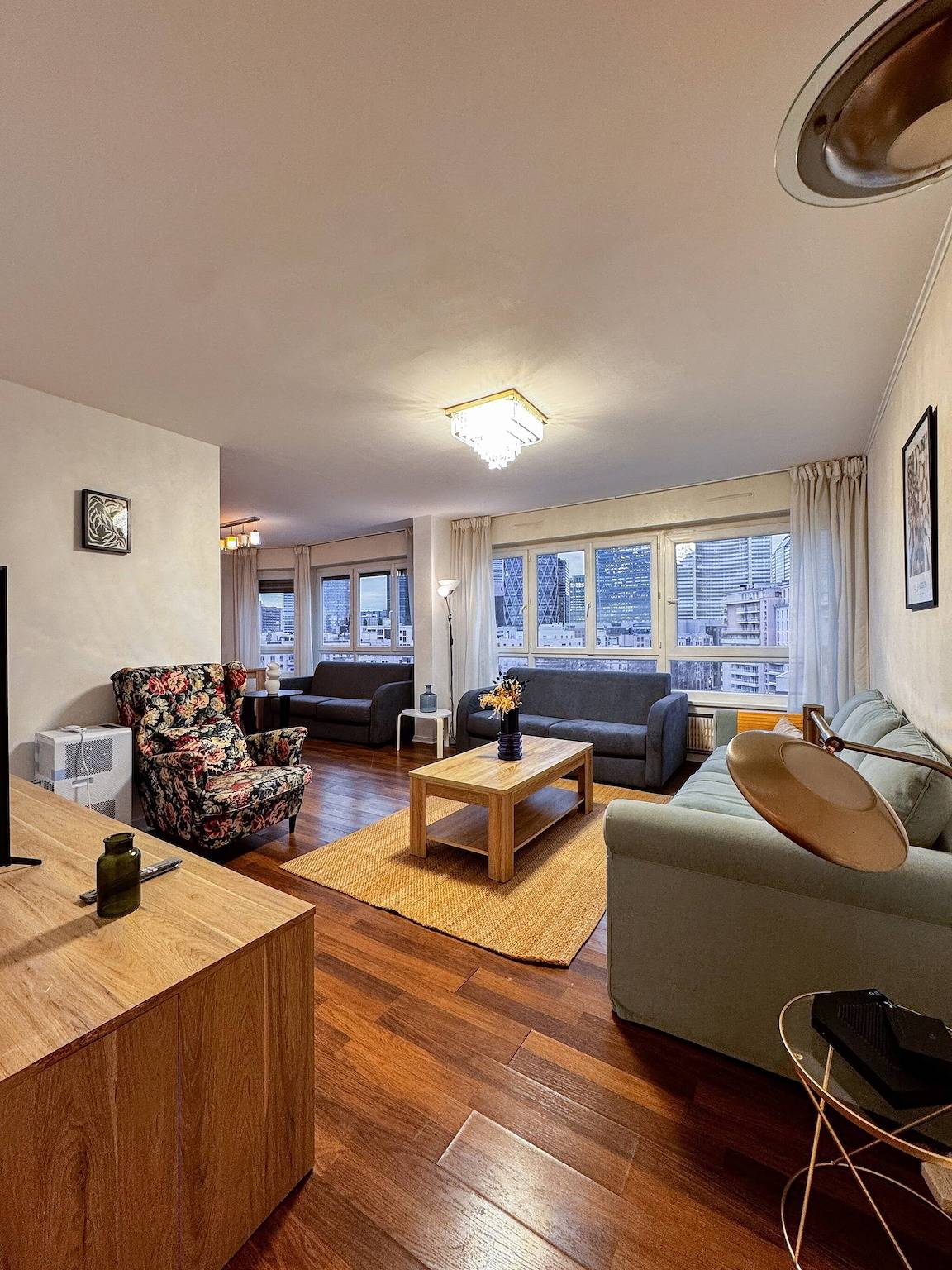 Appartement entier, Appartement avec vue sur Paris et accès direct pour 10 personnes in Courbevoie, Hauts-de-Seine