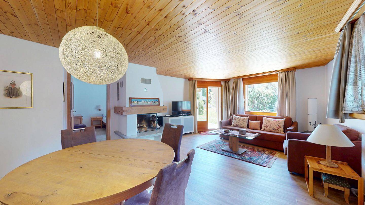 Ganze Wohnung, Geräumige Ferienwohnung in Bever mit Terrasse, Bergblick & Aufzug in Spinas, Bever