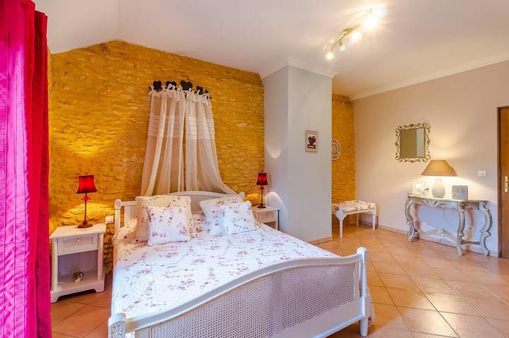 Location de vacances pour 3 personnes, avec jardin à Saint-Amand-de-Coly