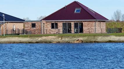 Ferienhaus für 8 Personen, mit Ausblick und Seeblick sowie Pool und Garten, kinderfreundlich in Walchum