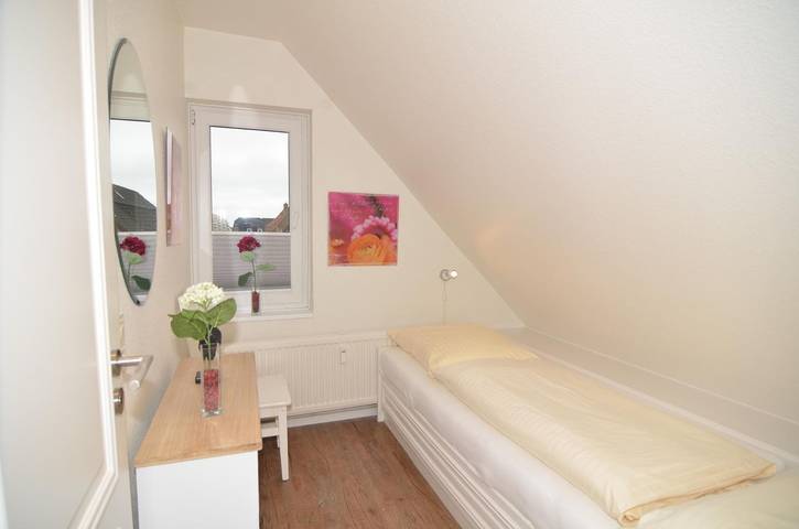 Ganze Wohnung, Helle und strandnahe Ferienwohnung in Wenningstedt mit Balkon und Strandkorb. in Nordfriesische Inseln (Schleswig-Holstein) (Schleswig-Holstein), Wenningstedt