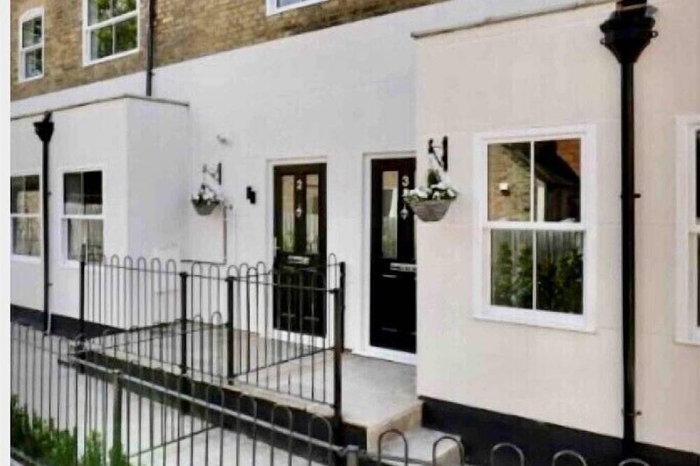 Brand New Fully Renovated Entire House Sleeps 5 Free Parking, Wi-Fi & Breakfast  in Woking, Surrey