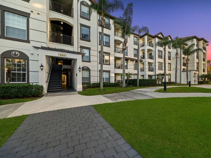 Apartamento de vacaciones para 6 personas, con terraza y piscina además de jardín y vistas al lago - 1