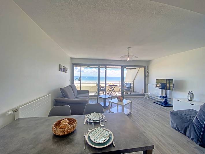 Ganzes Studio, Geräumiges Studio mit Terrasse, Meer und Geschäfte 700m, privater Parkplatz, Wlan inklusive in Larmor-Plage, Côte des Mégalithes
