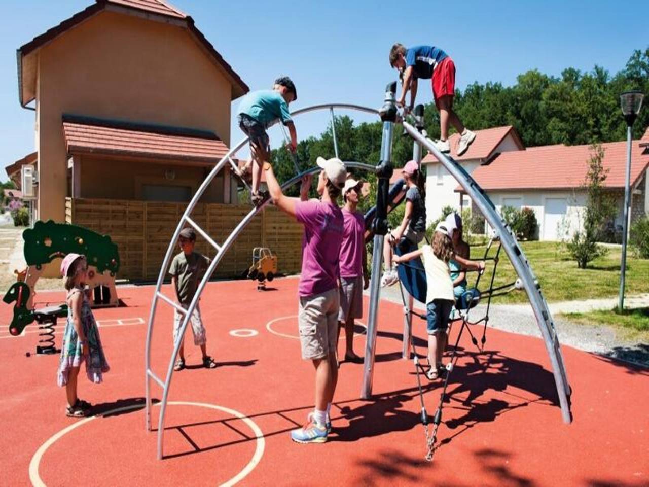 Entire apartment, Cottage in Alvignac with Spa & Pool Fun in Alvignac, Causses du Quercy Regional Nature Park