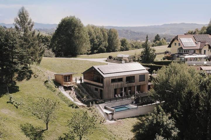 Ferienhaus für 13 Personen, mit Pool und Balkon sowie Garten und Sauna