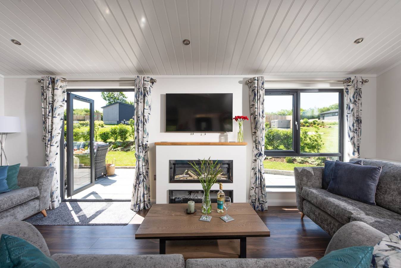 Juniper Lodge, 28 Roadford Lake Lodges in Broadwoodwidger, Devon