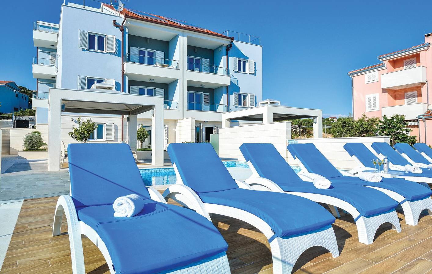 Ganze Ferienwohnung, Gemütliches Apartment mit Pool und Terrasse, 1,5 km zum Strand in Rogoznica, Šibenik-Knin