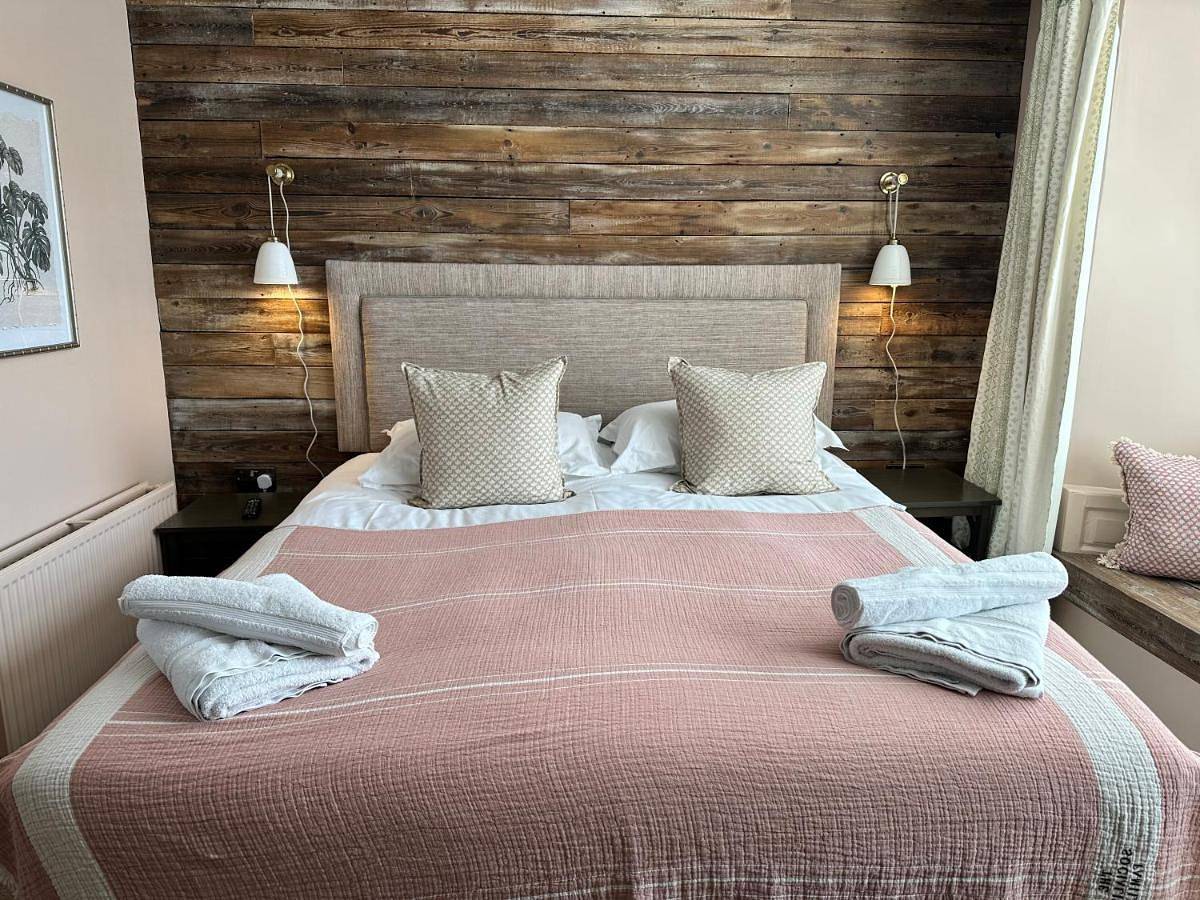 Small Double Room in Stow-on-the-Wold, Gloucestershire