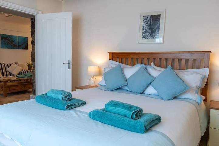 Sea Spray - sleeps 4 guests  in 2 bedrooms in Moelfre, Isle of Anglesey