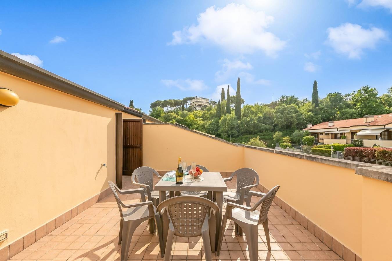 Gemütliche 150 m² große Ferienwohnung mit Pool, Terrasse und WLAN in der Nähe von San Felice del Benaco in Salò, Gardasee-Berge