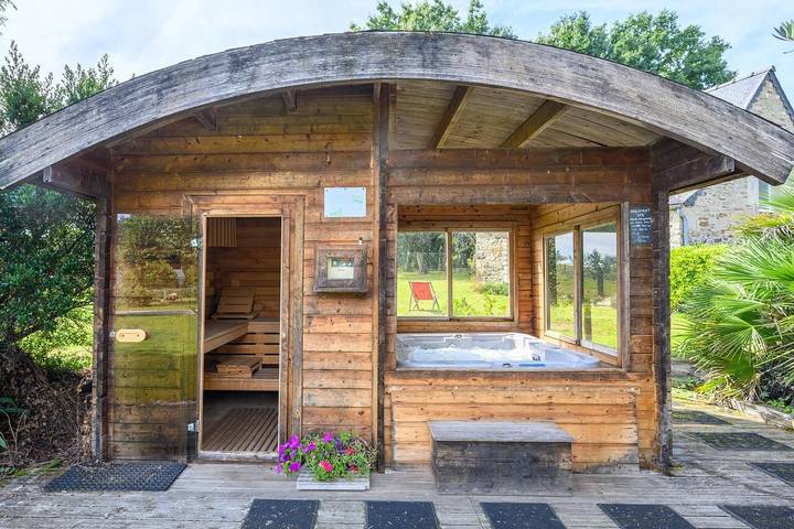 “Petite Maison & Wellness Area” with Jacuzzi, Wi-Fi, Terrace and Private Garden in Cléguérec, Pontivy region