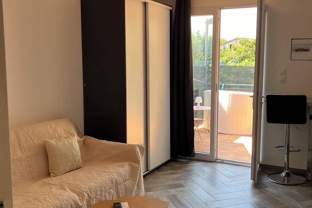 Entire apartment, Studio in villa on the Côte d'Azur in Roquefort-les-Pins, Cannes region