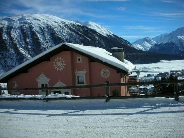 Ferienwohnung für 4 Personen, mit Terrasse und Garten sowie Ausblick in Samedan