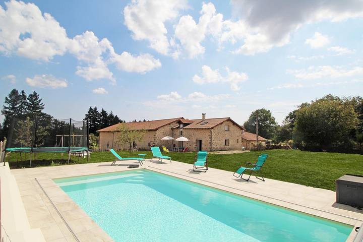 Gîte pour 6 personnes, avec Terrasse ainsi que Jardin et Piscine