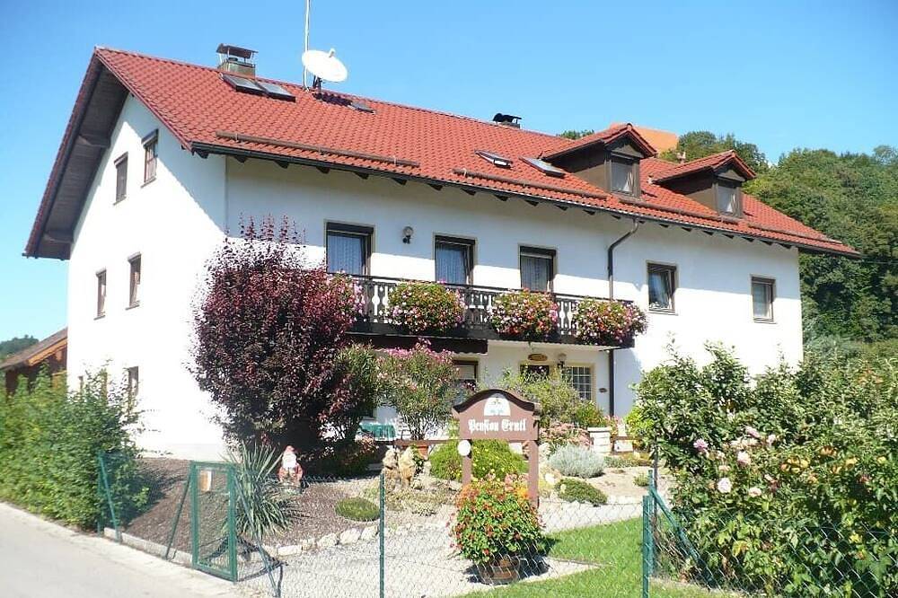 Entire apartment, Casa rústica de madera (37 m2) en el triángulo del spa con terraza. in Bad Griesbach im Rottal, Eastern Bavaria