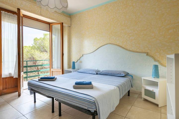 Appartamento intero, Appartamento 'Oriente' con terrazza privata, Wi-Fi e aria condizionata in Cala Gonone, Dorgali