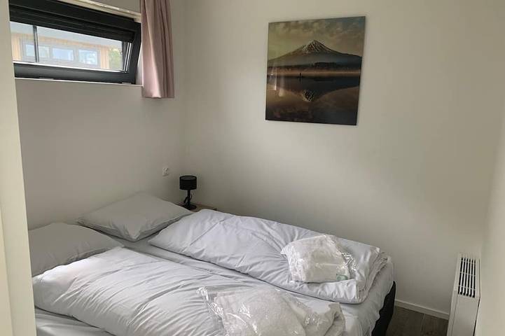 Neu: jetzt mit Zaun & AirCo - Cube Elite Paradiso mit Traum-Blick auf das IJssel in Enkhuizen, Ijsselmeer