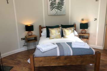 Log Cabin for 4 People in Cornwall, South West England, Photo 2