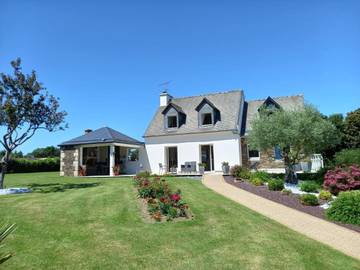 Location de vacances pour 5 personnes, avec terrasse ainsi que vue sur le lac et jardin, animaux acceptés à Epiniac