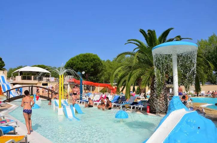Camping pour 6 personnes, avec Terrasse ainsi que Piscine et Sauna