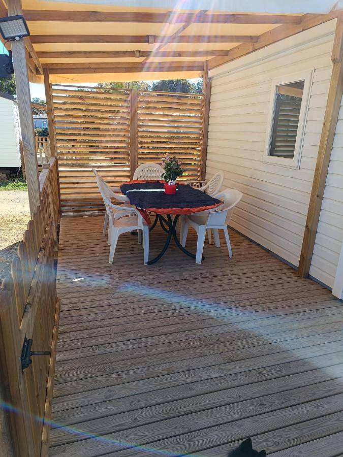Camping pour 5 personnes, avec terrasse et piscine ainsi que bassin pour enfant et jardin à Port-la-Nouvelle - 4