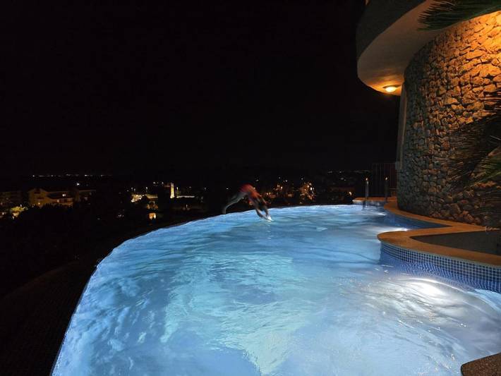Chalet voor 6 personen, with Balkon and Whirlpool as well as Terras and Tuin aan de Costa Brava