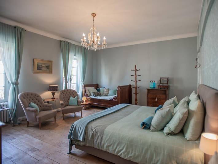 Superb family home on the edge of a river in Charente