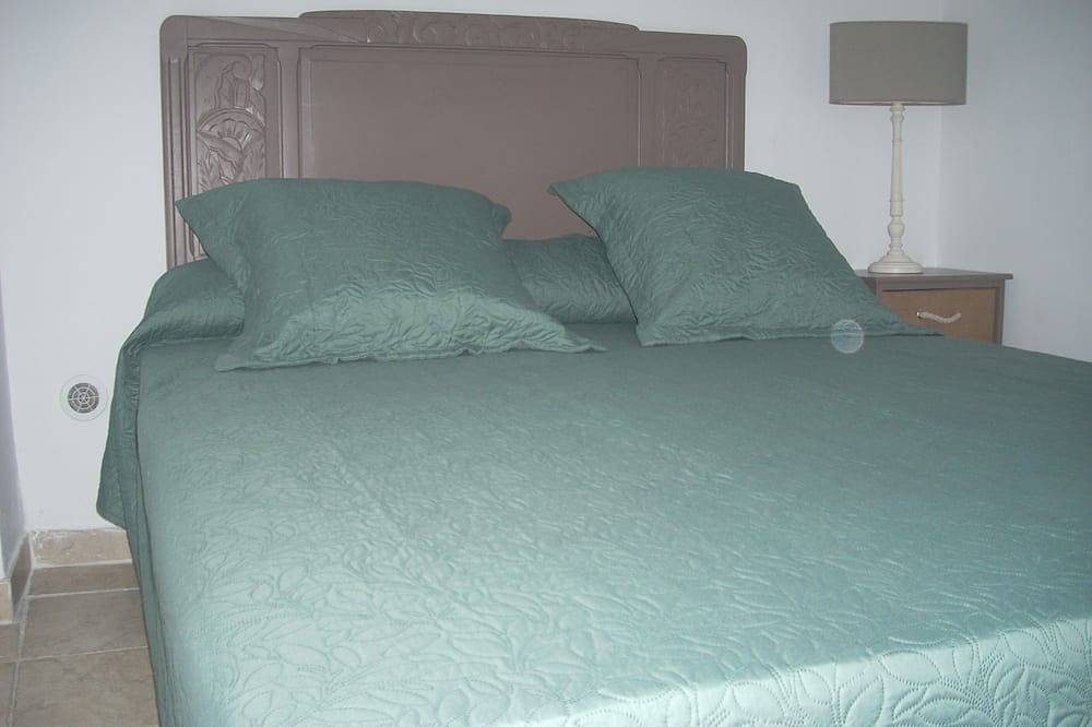Chambre indépendante climatisée, cuisine d'été accessible  avec marches, piscine in Sartène, Arrondissement de Sartène